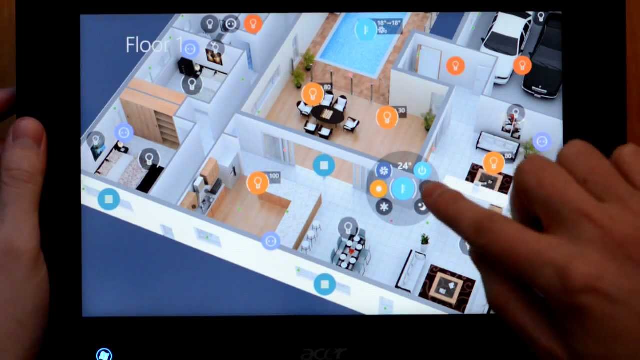 Panel de control domótico en pared de salón mostrando interfaz de automatización del hogar