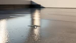 Junta de dilatación con sellante deteriorado en terraza de baldosa cerámica