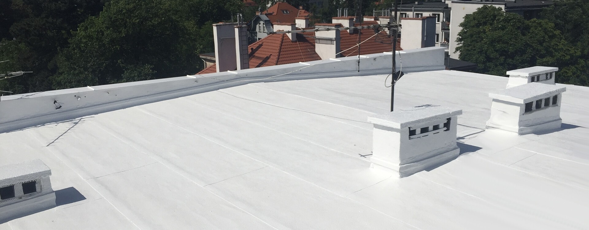 Aplicación profesional de imprimación y membrana impermeabilizante sobre terraza de hormigón