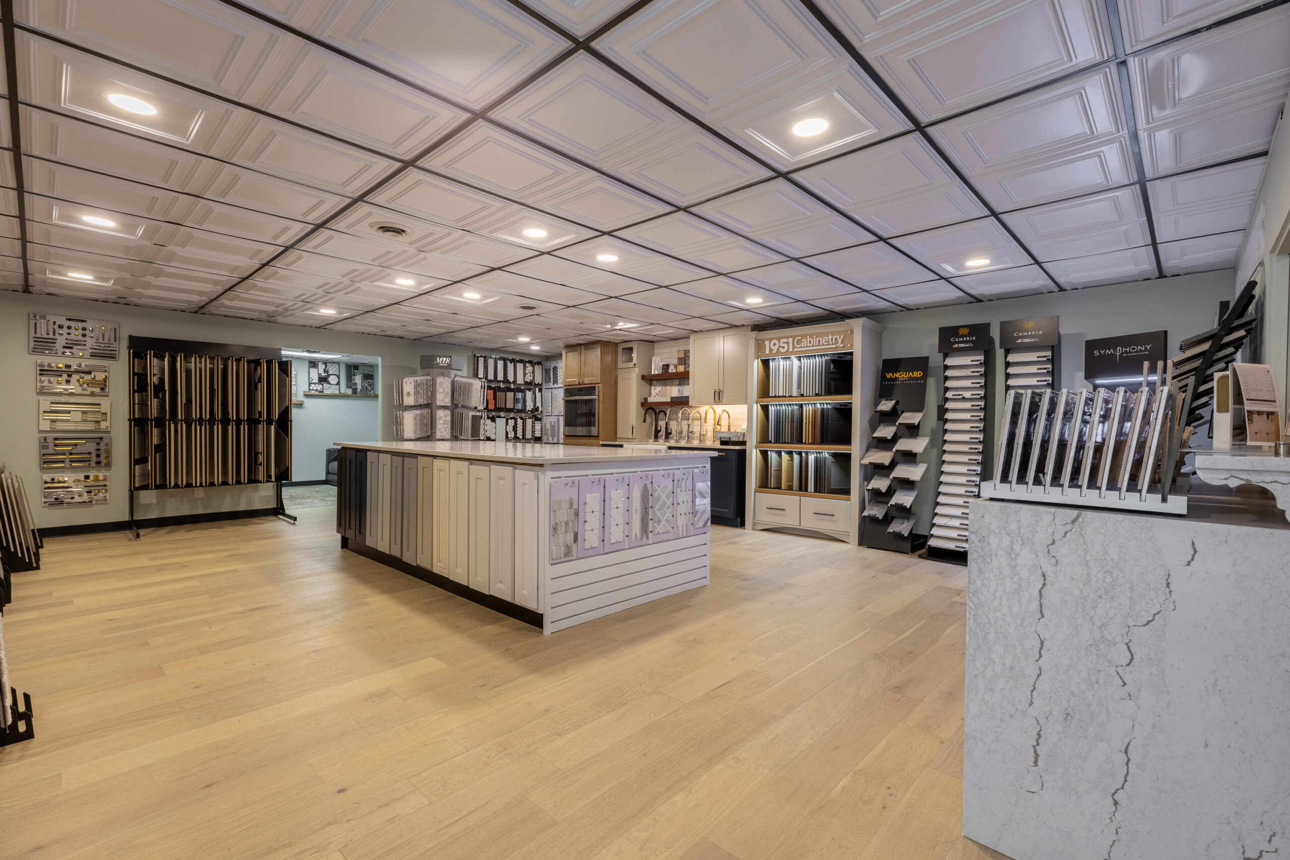 Muestras de materiales de reforma para chalet sobre planos de obra