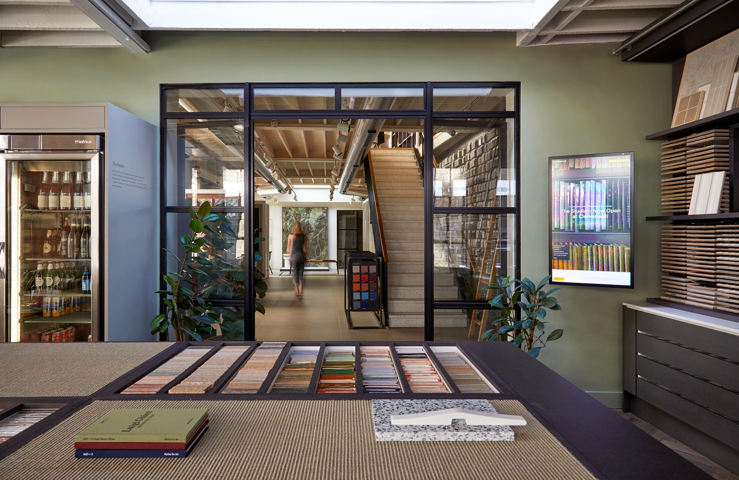 Baño principal de chalet reformado con porcelánico gran formato y grifería negra mate