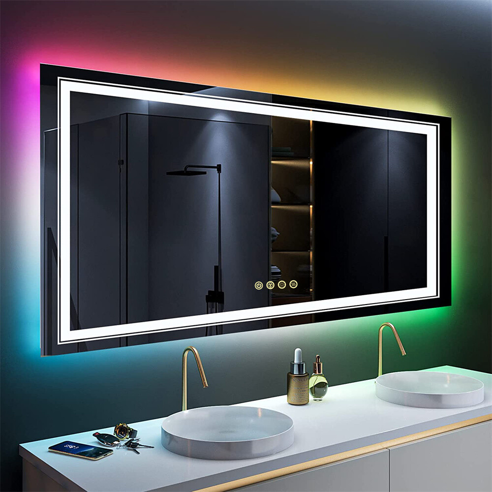 Baño con tres capas de iluminación LED general lateral y ambiental junto al espejo