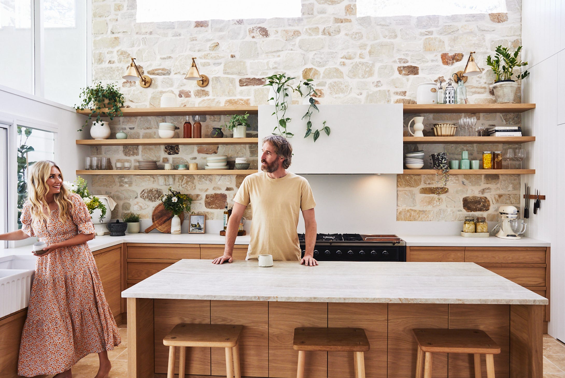 Detalle de superficie de encimera sinterizada con textura mineral uniforme resistente al calor
