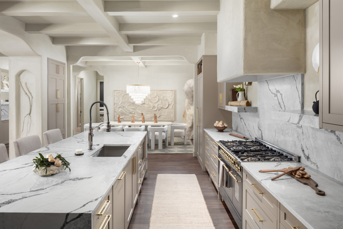 Fregadero bajo encimera con grifo monomando de cartucho cerámico en cocina reformada