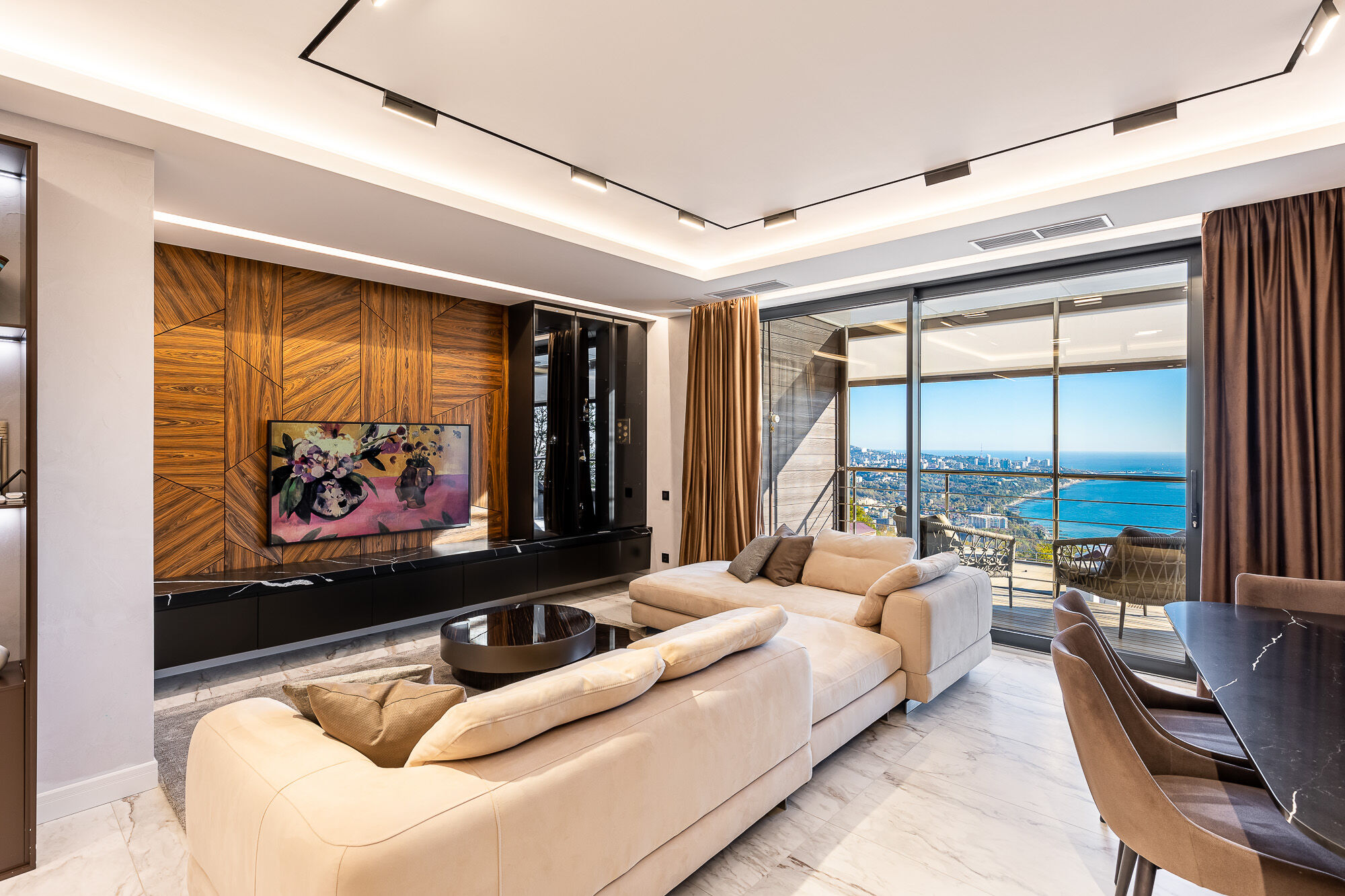 Salón de apartamento terminado tras una reforma integral planificada