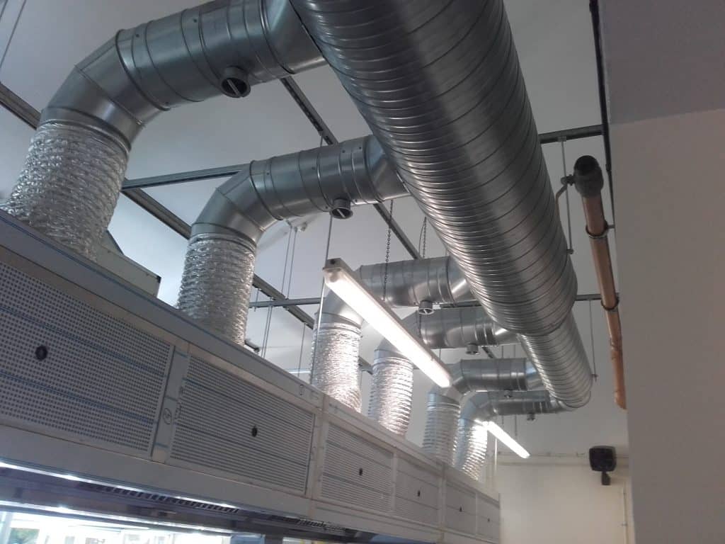Sistema de extracción de humos en cocina comercial con conductos industriales