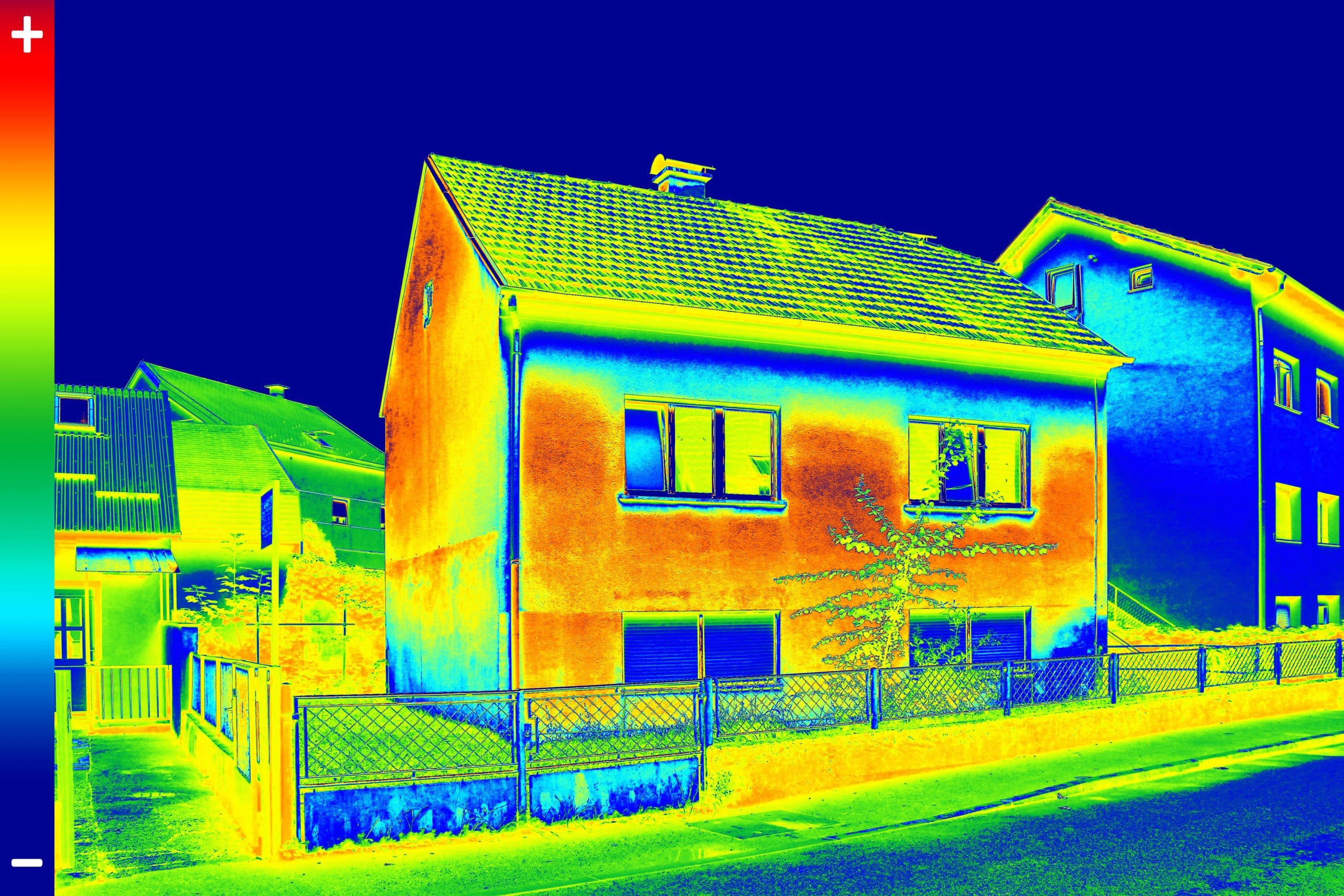 Termografía infrarroja de fachada de chalet revelando puentes térmicos invisibles