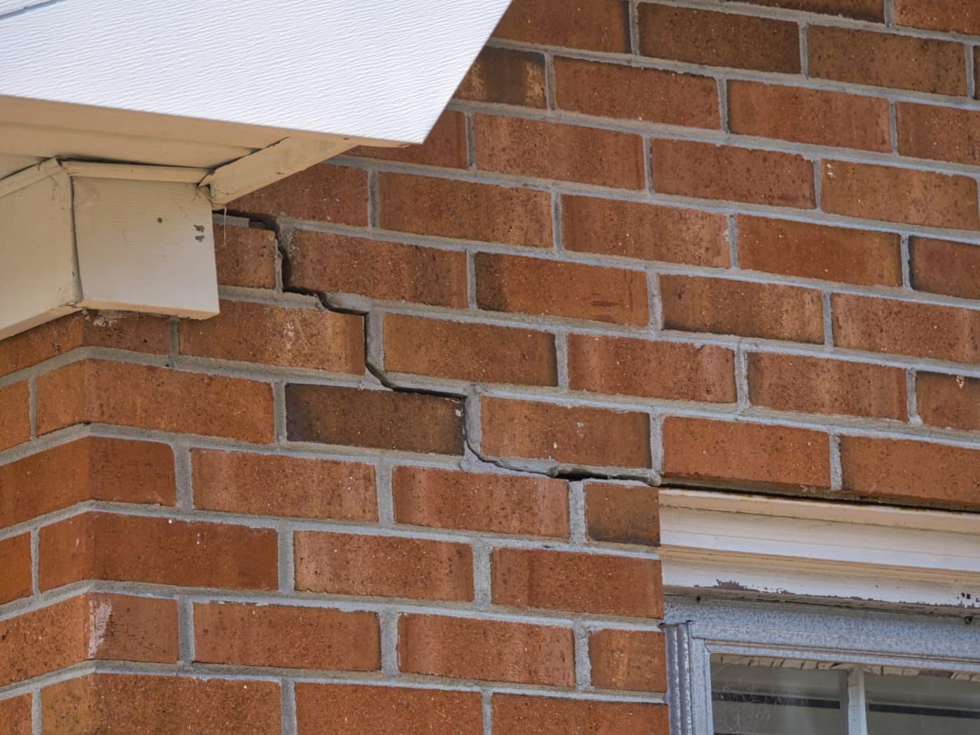 Fachada de chalet con fisuras humedades y desconchones por falta de mantenimiento