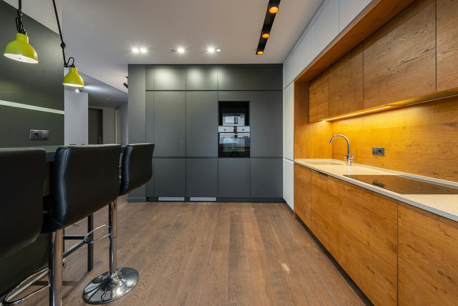 Salón de vivienda premium tras finalizar intervención integral con éxito