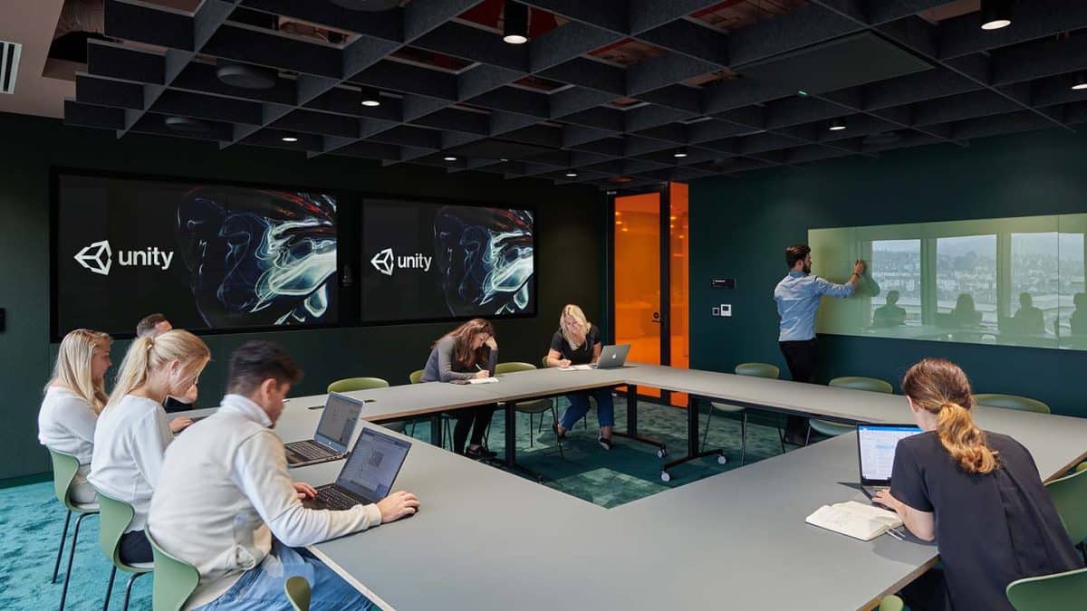 Equipo profesional trabajando en sala colaborativa tras reforma del espacio corporativo