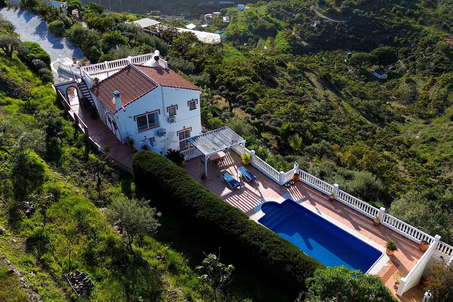 Vivienda rural rehabilitada para uso de alquiler turístico con fachada de piedra restaurada