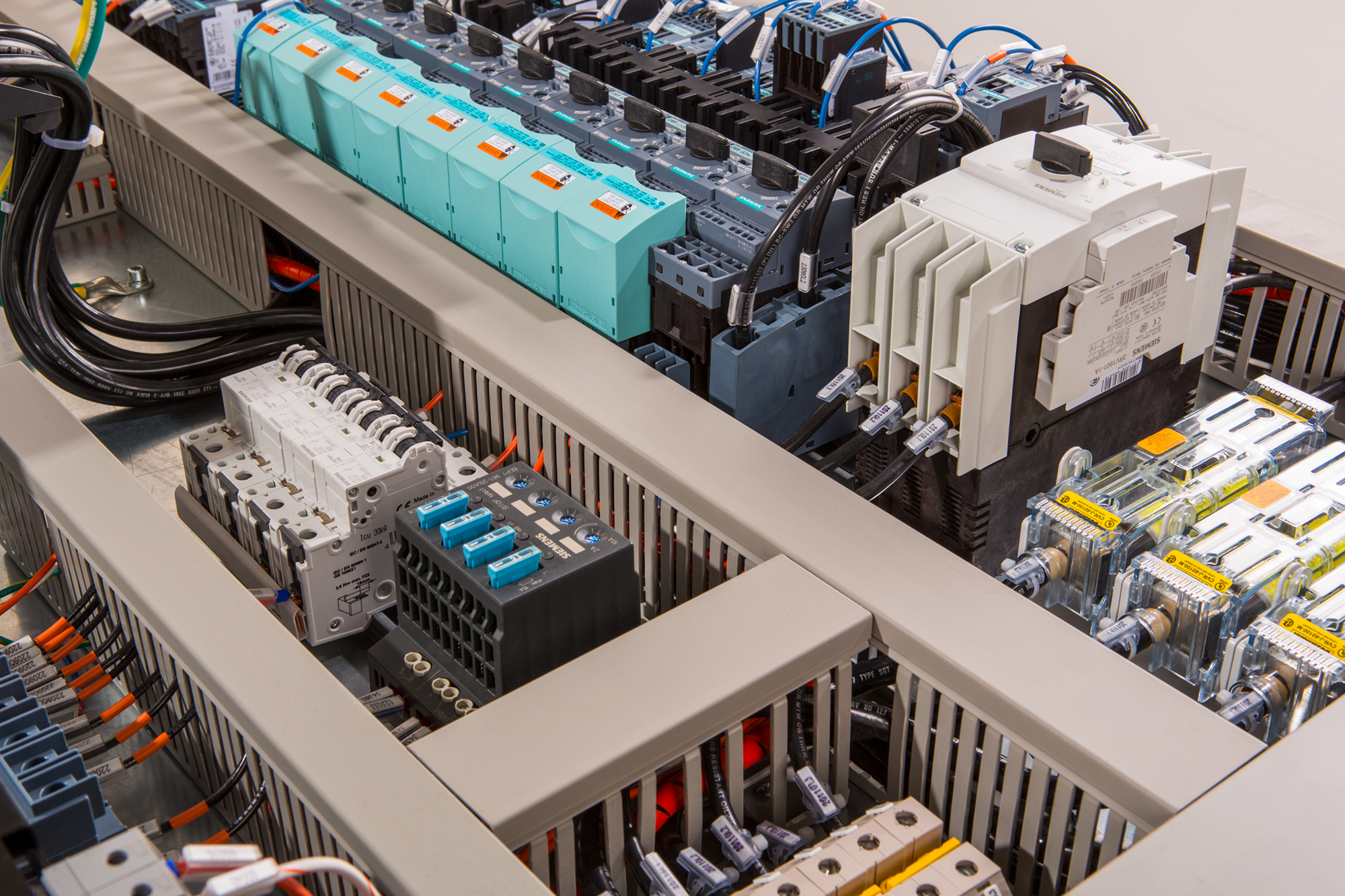 Cuadro eléctrico industrial actualizado tras reforma con magnetotérmicos identificados