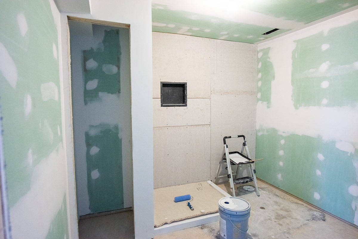 Aplicación de mortero impermeabilizante en baño reformado como reparación
