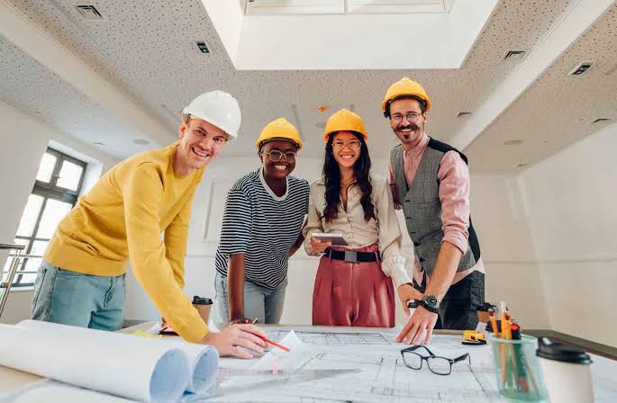 Coordinación entre gremios y responsable de obra revisando planos en vivienda en reforma