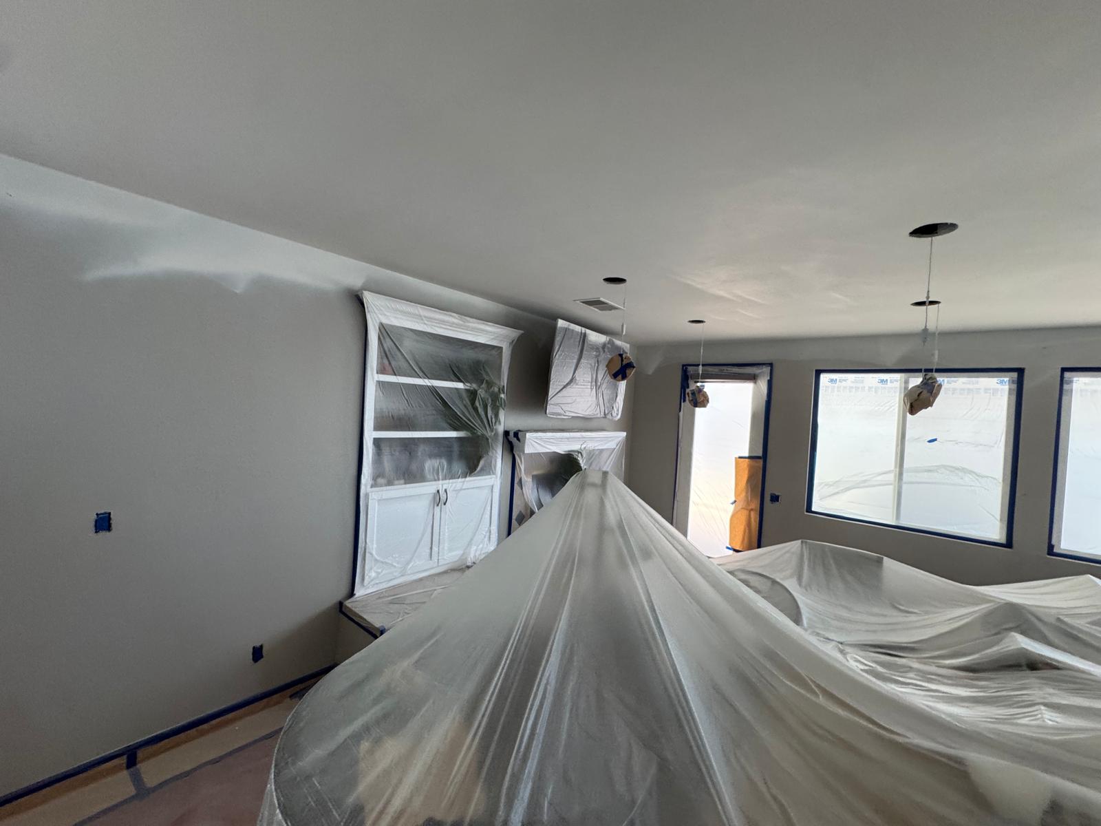 Habitación en obra en fase de secado tras pintura y trabajos previos