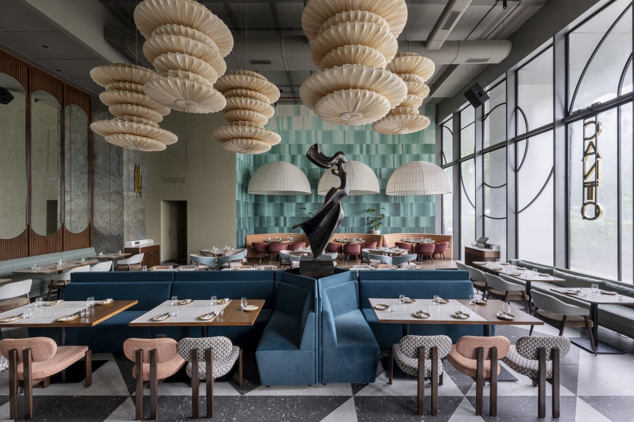 Interior de gastrobar reformado con barra central y zona de comedor integrada