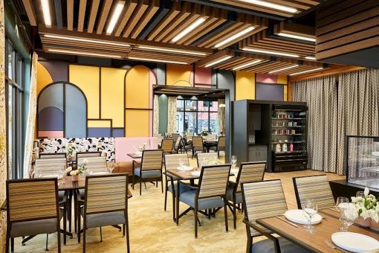 Comedor de restaurante finalizado tras reforma integral con distribución optimizada