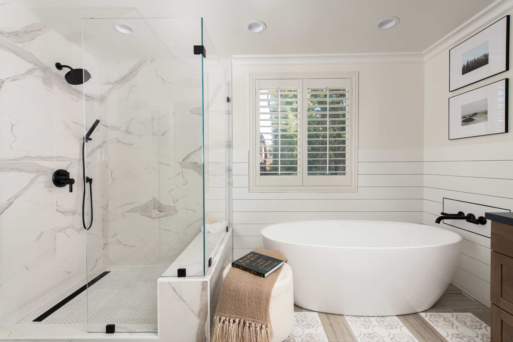 Baño pequeño con bañera junto a ventana y azulejos claros formato grande