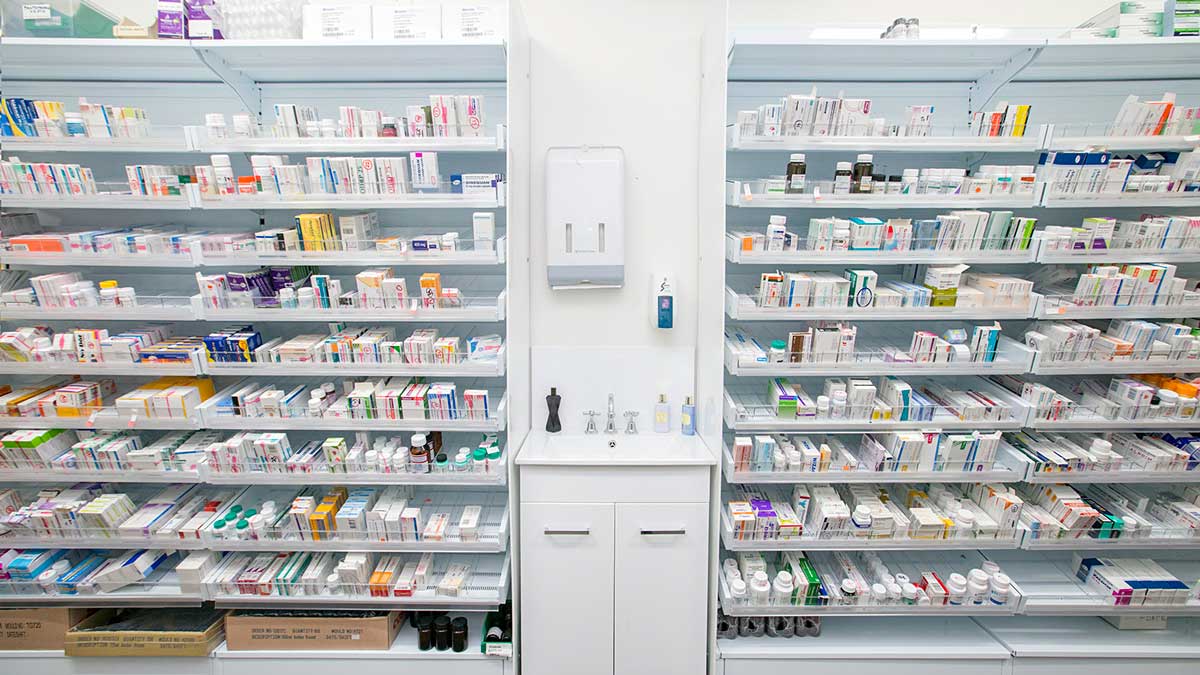 Lineal de dermocosmética con iluminación LED individualizada en oficina de farmacia