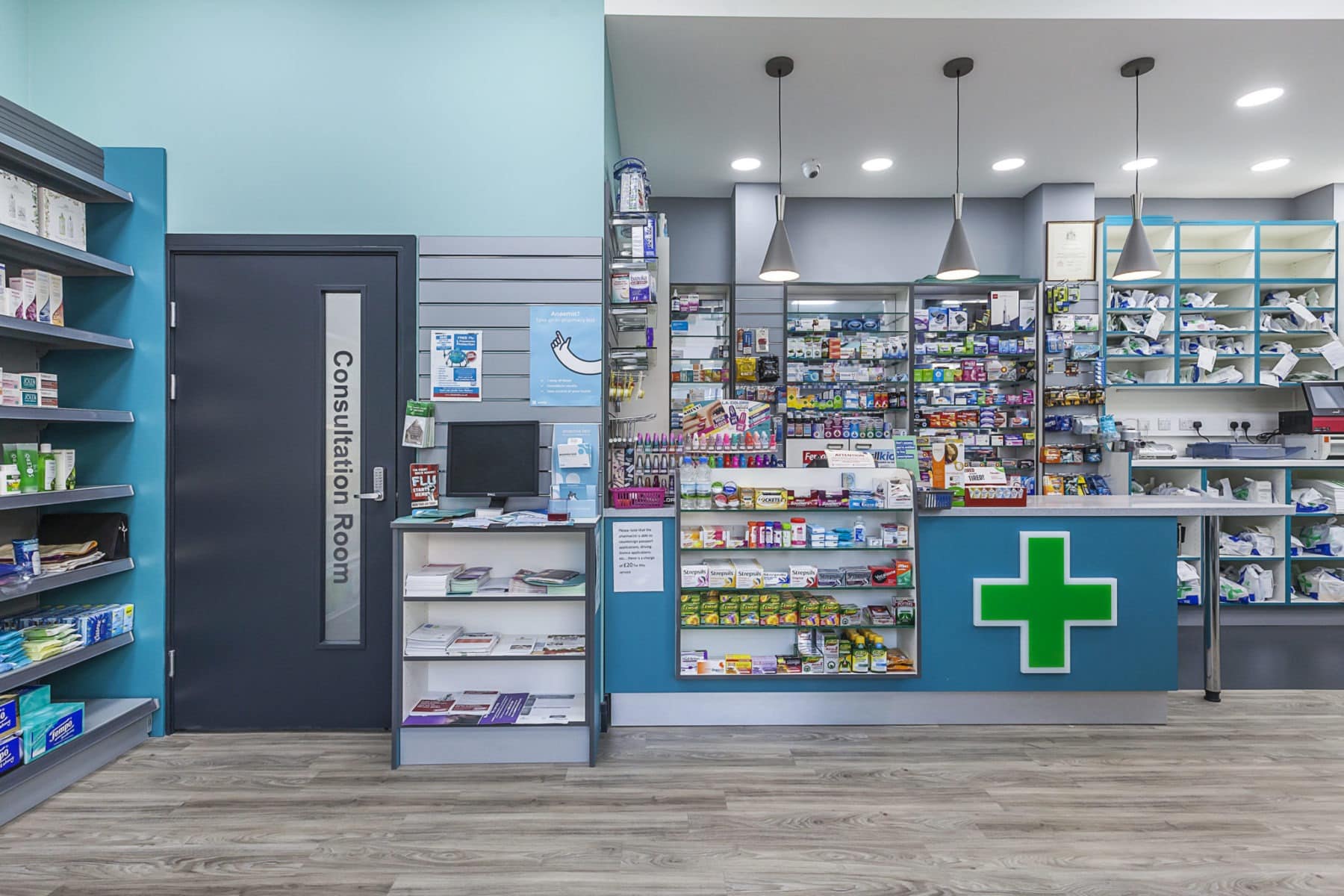 Farmacéutica atendiendo a cliente en mostrador tras reforma integral del local
