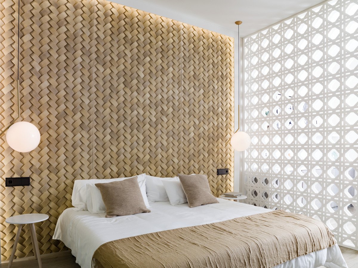 Habitación de hotel en pleno proceso de reforma con materiales y herramientas
