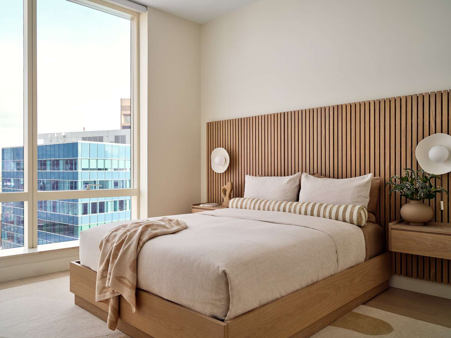 Habitación de hotel boutique reformada con materiales contract duraderos