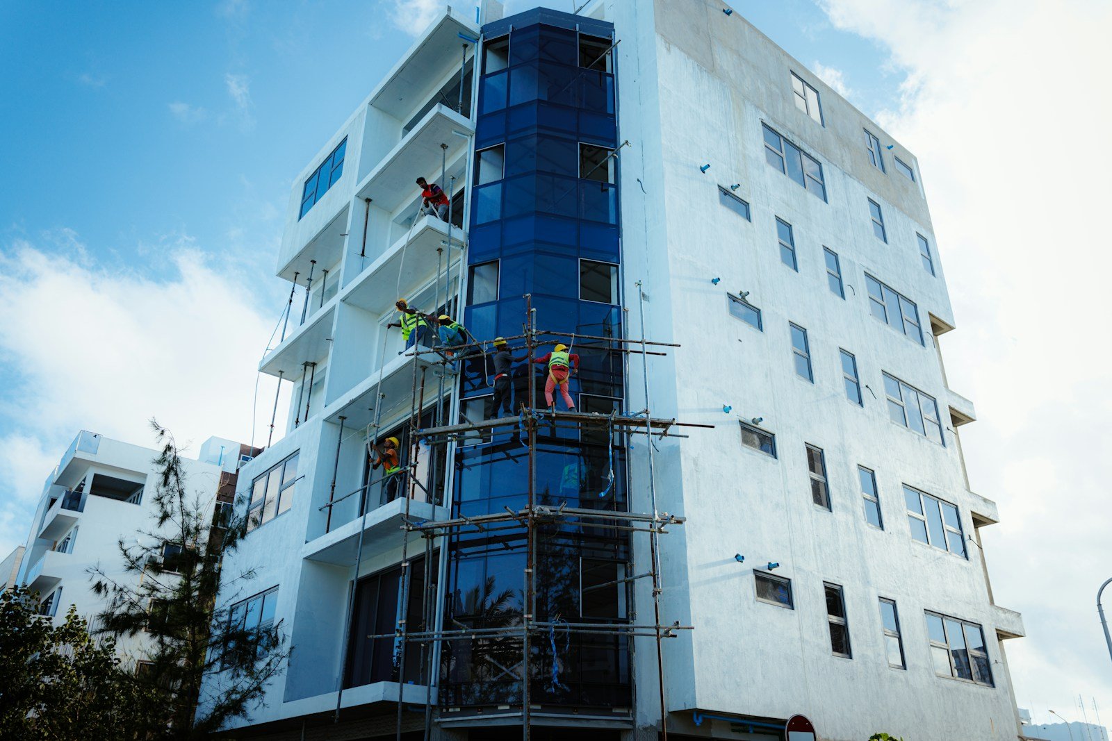 Andamio instalado en fachada de edificio residencial durante obra de rehabilitación