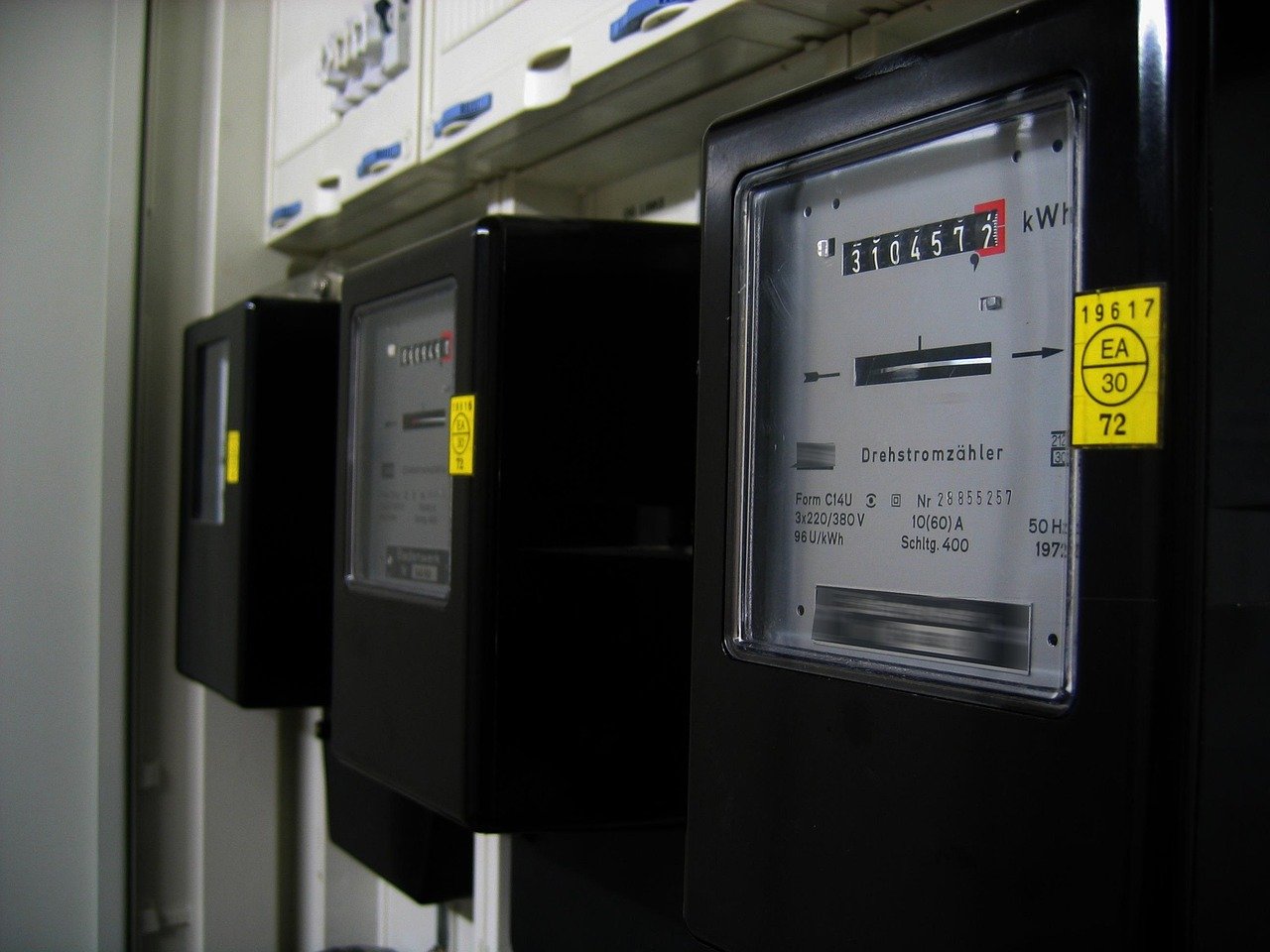 Armario de contadores de agua y electricidad en finca antigua