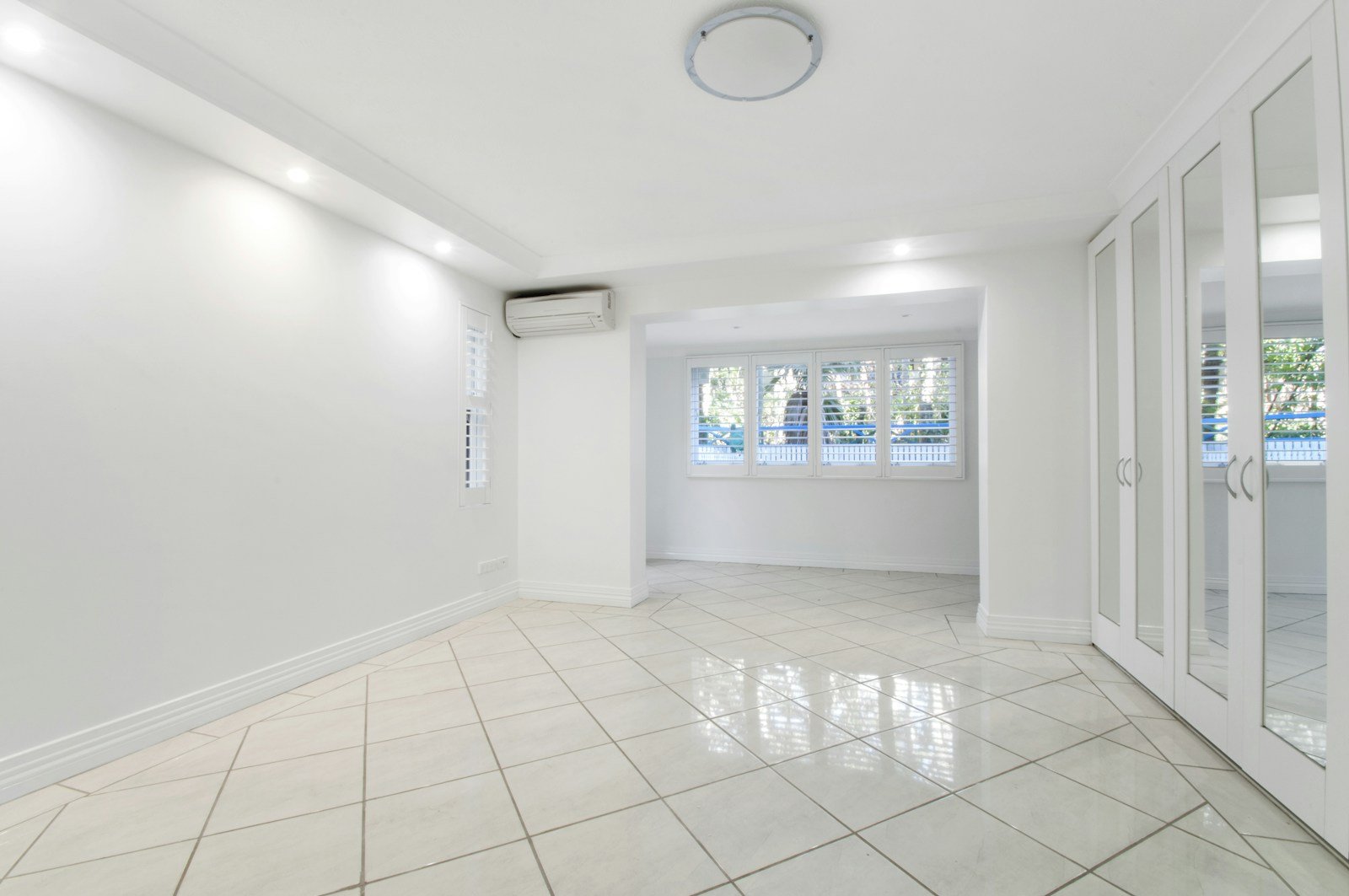 Bajo comercial vacío antes de una transformación a uso residencial