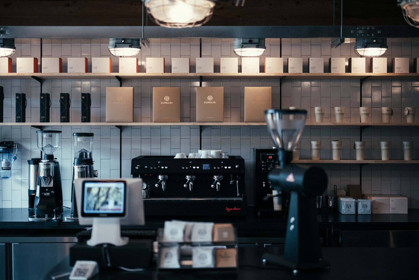 Barra de cafetería con máquina de espresso de dos grupos y molino integrado