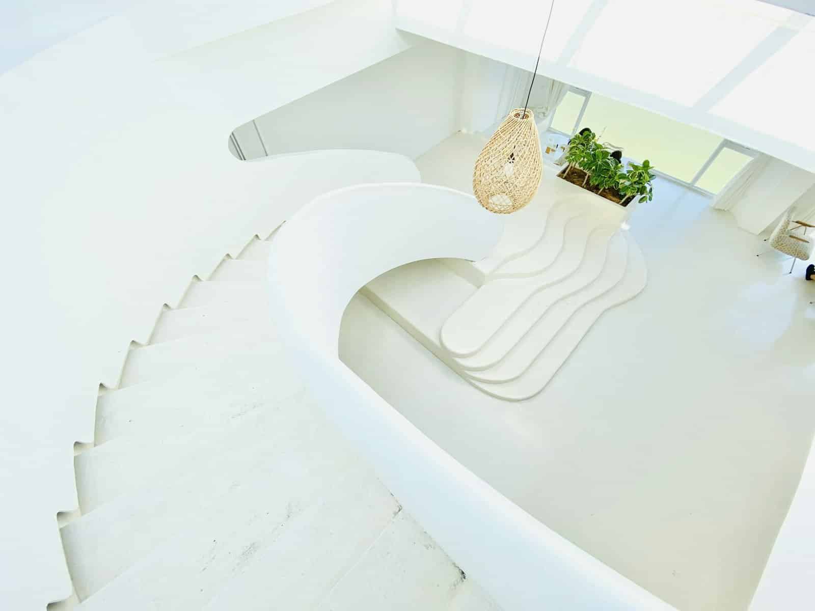 Hueco de escalera interior que conecta tres plantas de una vivienda unifamiliar en hilera