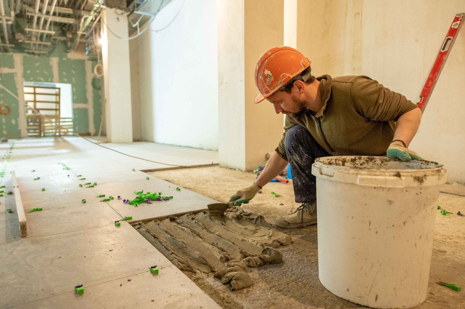 Local comercial en fase de obra con instalaciones eléctricas e hidráulicas vistas
