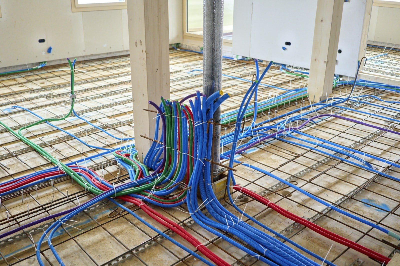 Tuberia de suelo radiante instalada sobre panel aislante en vivienda en obra
