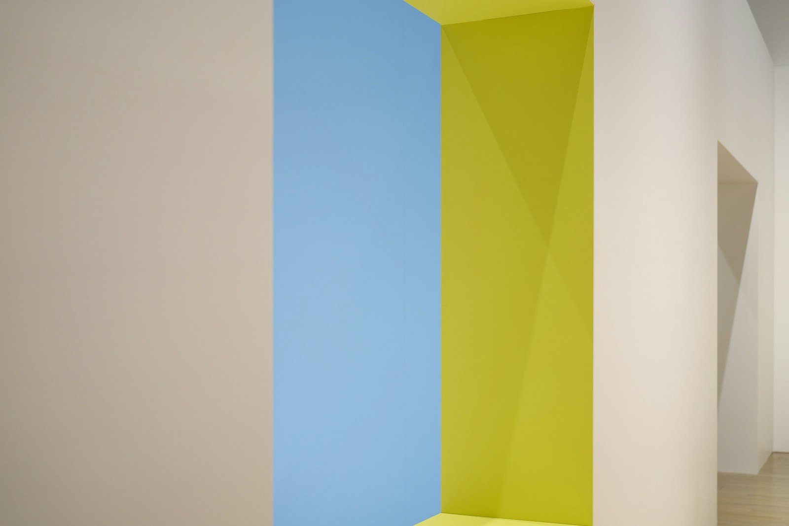 Muestras de tonos aplicadas sobre pared para decidir color bajo luz real