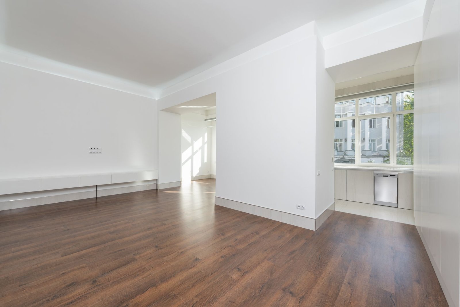 Salón terminado en planta baja tras la transformación del inmueble a uso residencial