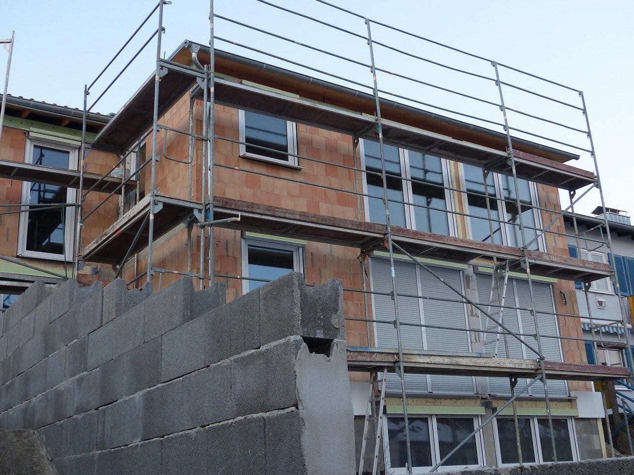 Vivienda unifamiliar en obra de ampliación con andamio y estructura nueva