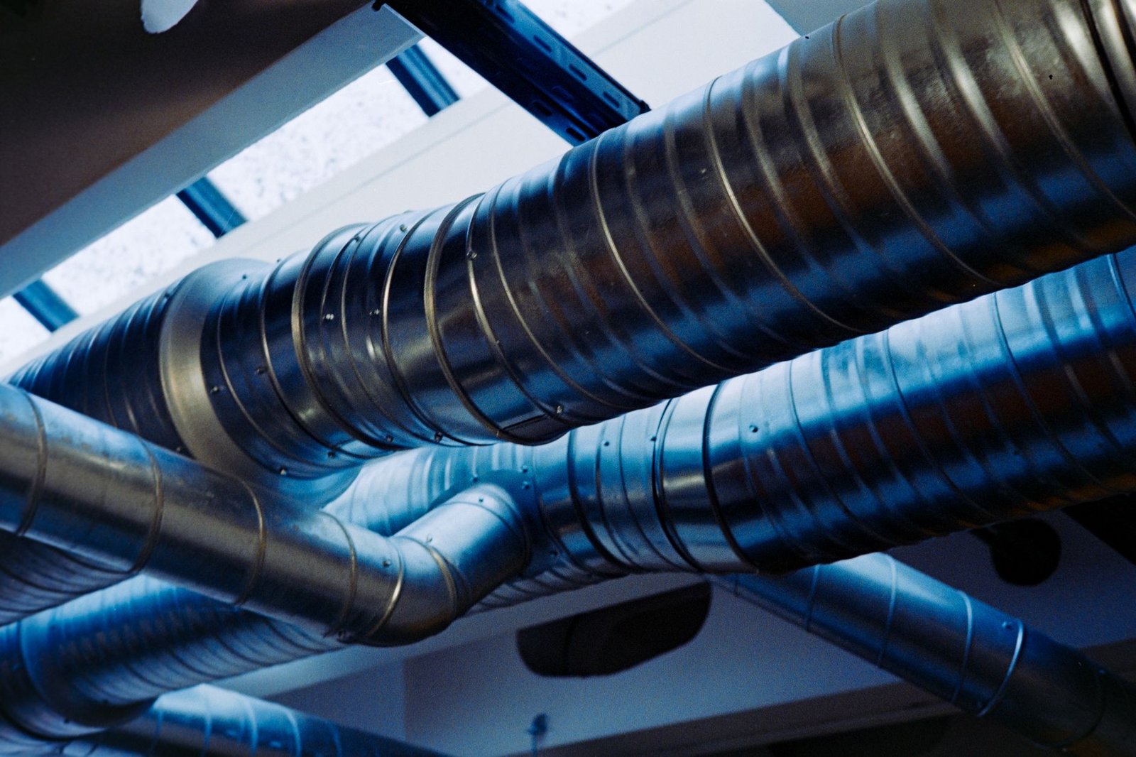 Conductos de extracción y ventilación instalados en techo técnico de hostelería
