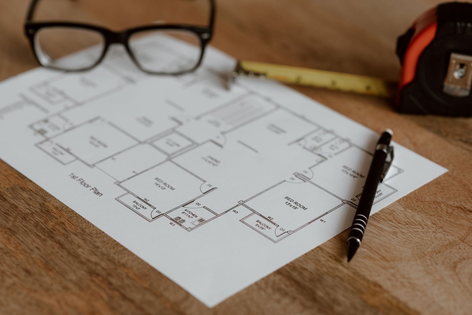 Plano de vivienda con cinta métrica y anotaciones sobre anchos de paso