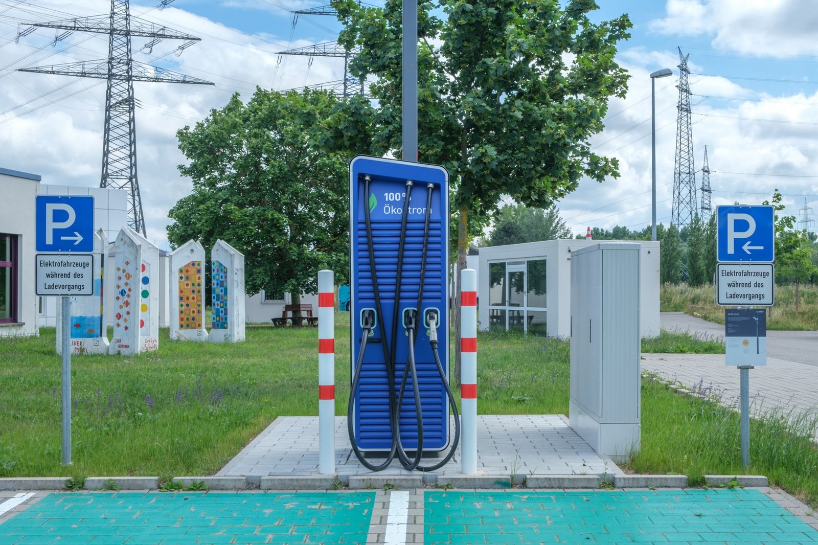 Punto de recarga para vehículo eléctrico instalado en zona exterior de establecimiento de automoción