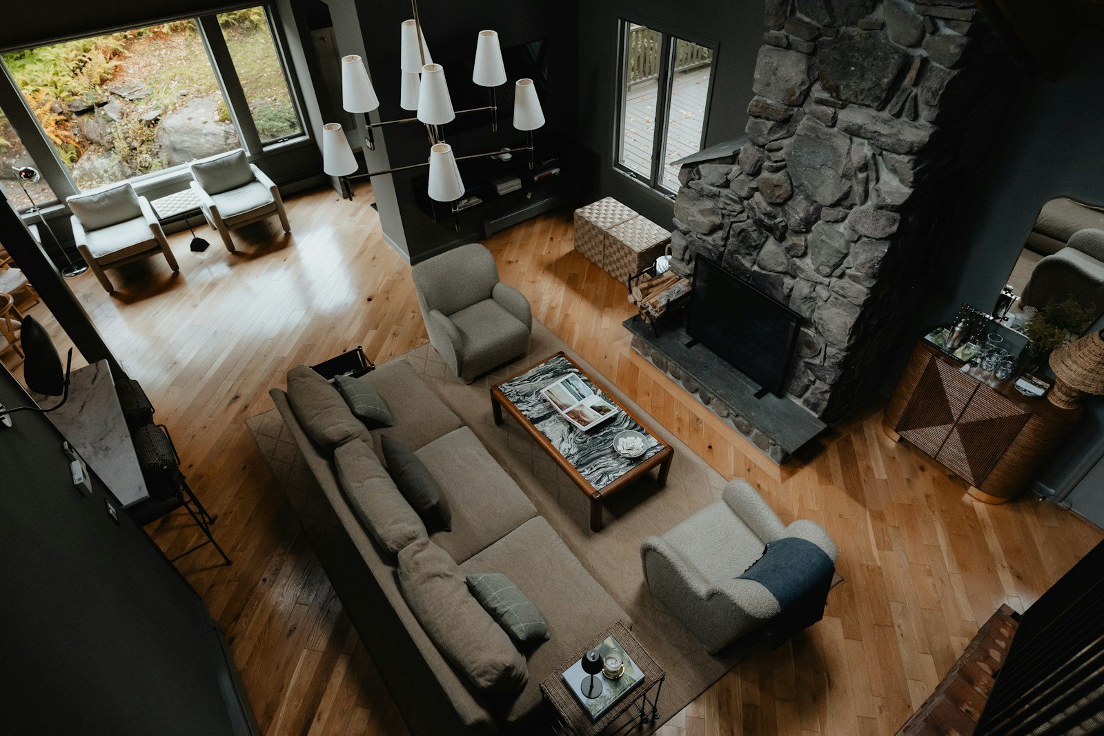 Salón de vivienda de dos niveles reformada con pavimento continuo y luz cenital